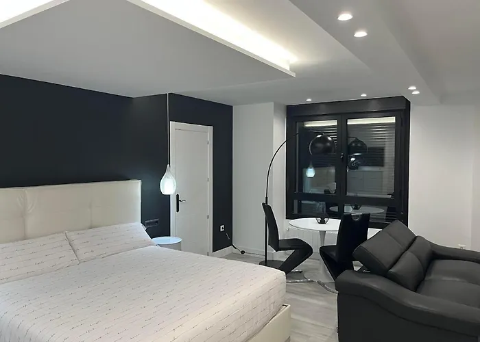 Apartman Black And White 