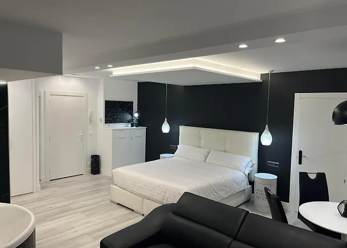 Apartman Black And White 