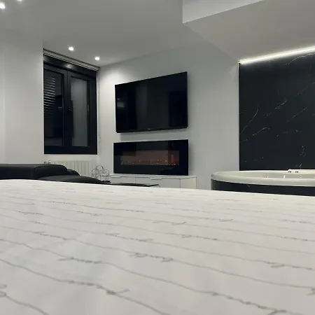 Apartman Black And White 