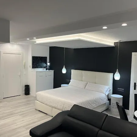 Apartman Black And White 